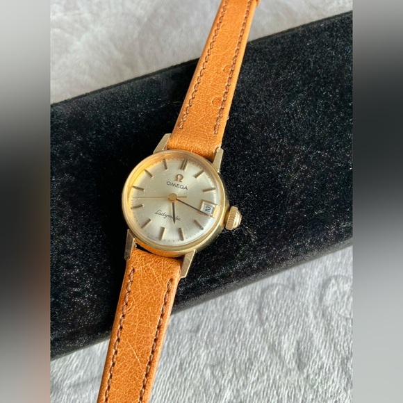 Authentic OMEGA LADYMATIC watch💖💖